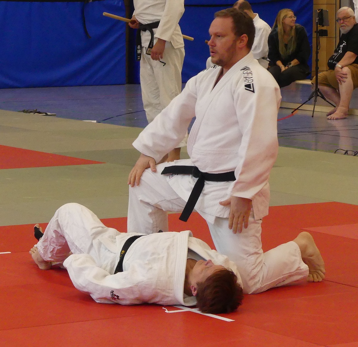 Nina (liegend) und Anselm haben den ersten Teil zum höheren Gürtel absolviert. 2026 07 04 Dan Prüfung in Bochum Judoka Rauxel